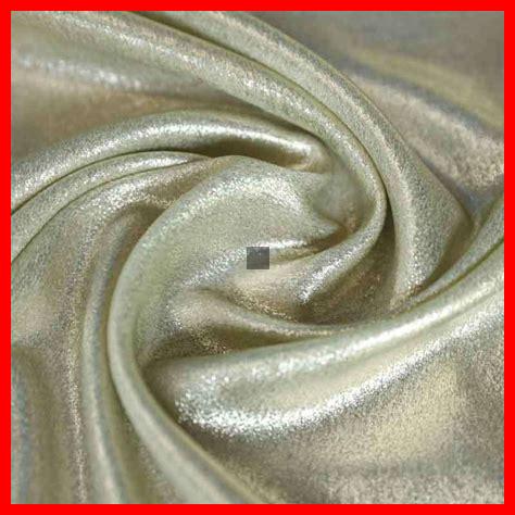 Les tissus brillants sont-ils réservés aux soirées ? Les tissus brillants sont-ils réservés aux soirées ?